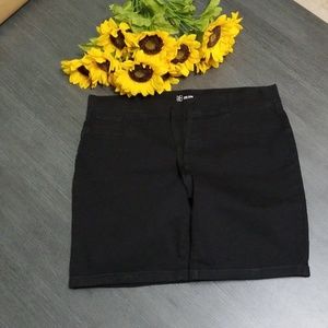 Mid Rise Black Bermuda Short